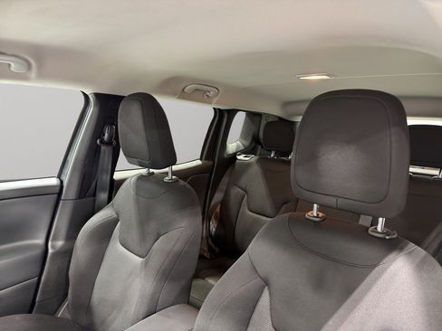 Used 2023 Jeep Renegade Latitude AWD/4WD image 5