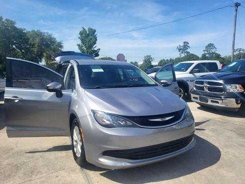 Used 2017 Chrysler Pacifica Touring w/ Tire & Wheel Group FWD image 78