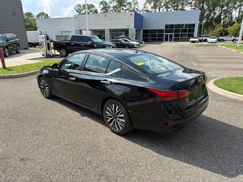 Used 2024 Nissan Altima 2.5 SV FWD image 8