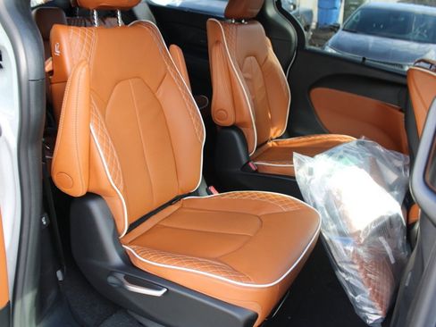 New 2026 Chrysler Pacifica Pinnacle image 30