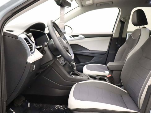 Used 2025 Volkswagen Taos SE w/ Panoramic Sunroof Package image 16