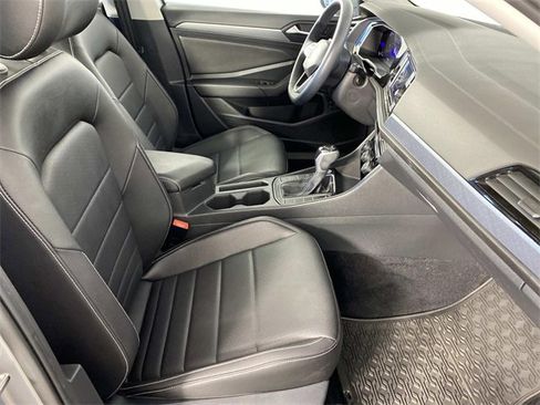 Used 2022 Volkswagen Jetta SE w/ Panoramic Sunroof Package image 11