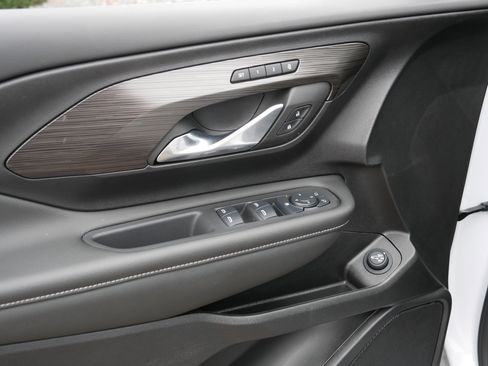 Used 2024 GMC Terrain SLT w/ Infotainment Package II image 19