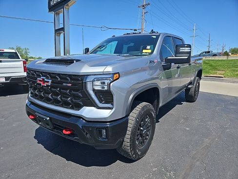 Used 2025 Chevrolet Silverado 2500 ZR2 w/ Technology Package AWD/4WD image 3
