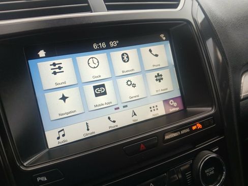 Used 2018 Ford Explorer XLT w/ Equipment Group 202A FWD image 15