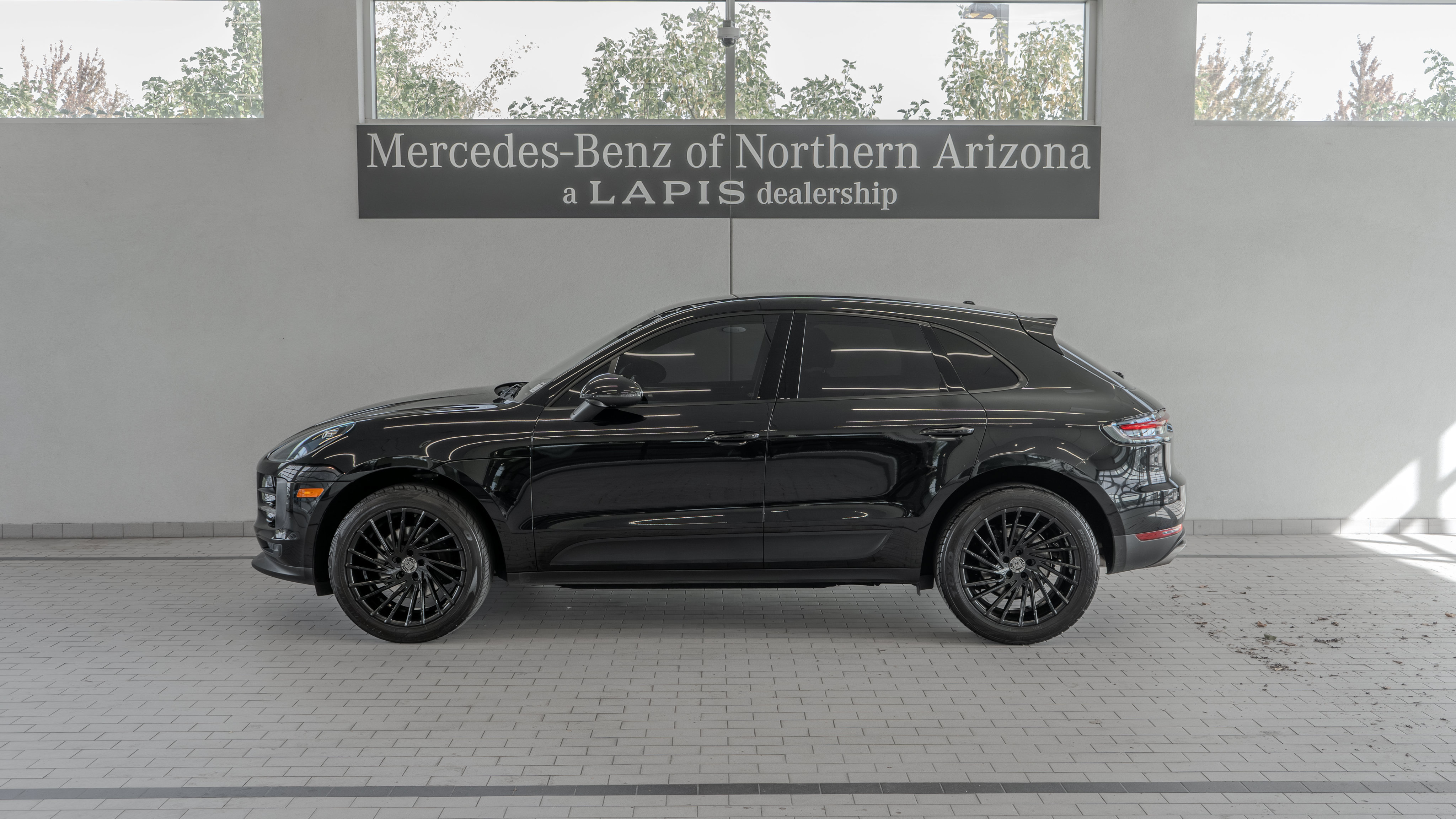 Used 2020 Porsche Macan AWD/4WD image 2