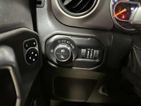 Used 2020 Jeep Gladiator Sport w/ Technology Group AWD/4WD image 18