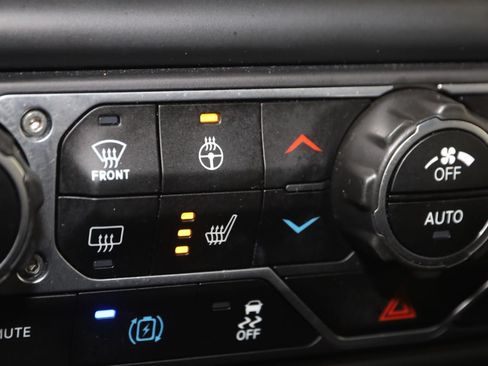 Used 2023 Jeep Wrangler Unlimited Sahara AWD/4WD image 8