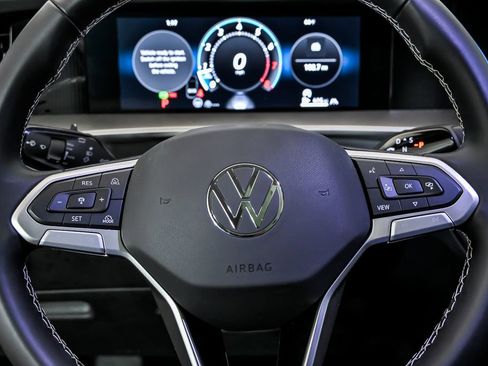 Used 2025 Volkswagen Tiguan SE w/ Panoramic Sunroof Package image 19