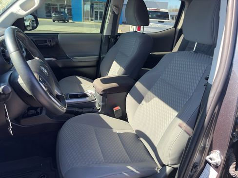 Used 2022 Toyota Tacoma SR5 w/ Technology Package image 12