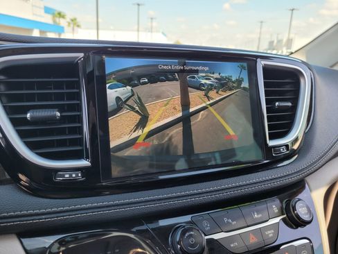 Used 2023 Chrysler Pacifica Limited image 17