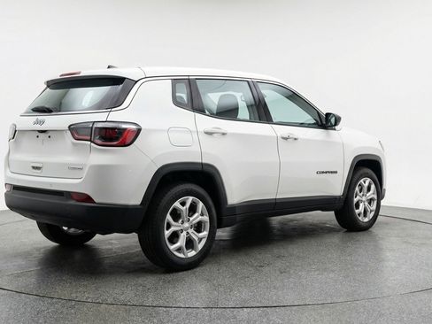 Used 2025 Jeep Compass Latitude AWD/4WD image 9