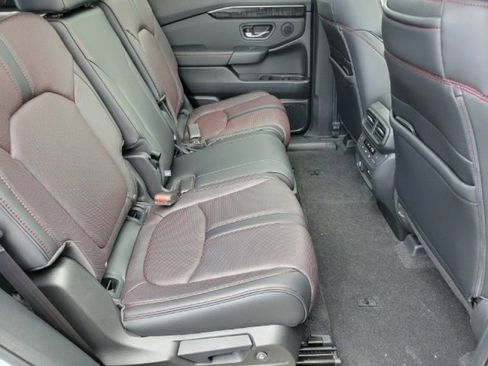 Certified 2025 Honda Pilot Black Edition image 6