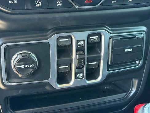 Used 2018 Jeep Wrangler Unlimited Sahara AWD/4WD image 27