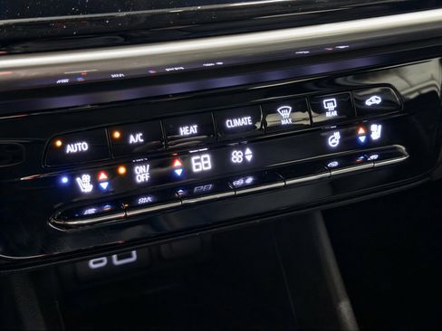 Used 2023 Chevrolet Bolt EUV LT w/ Convenience Package FWD image 14