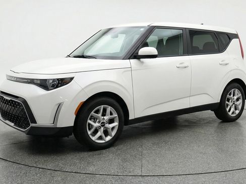 Used 2025 Kia Soul LX w/ LX Technology Package image 3