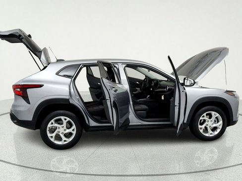 Certified 2025 Chevrolet Trax LS w/ LS Convenience Package FWD image 13