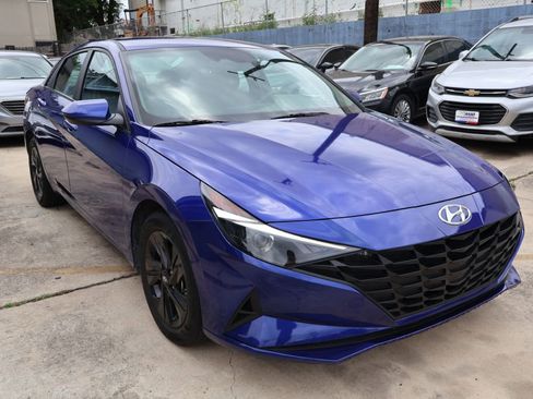 Used 2023 Hyundai Elantra SEL w/ Preferred Accessory Package FWD image 1
