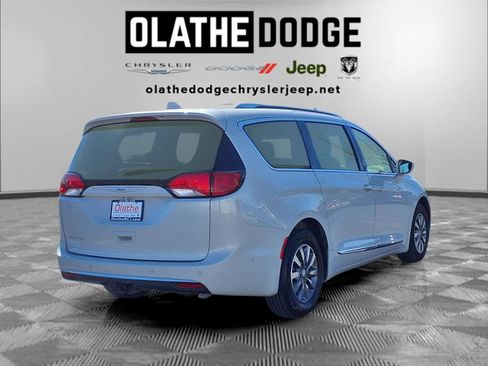 Used 2020 Chrysler Pacifica Touring-L Plus image 32