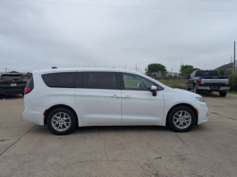 Used 2023 Chrysler Pacifica Touring-L FWD image 4