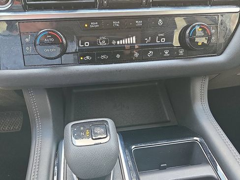 Used 2024 Nissan Pathfinder Platinum AWD/4WD image 17
