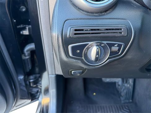 Used 2018 Mercedes-Benz GLC 300 w/ Premium Package image 19