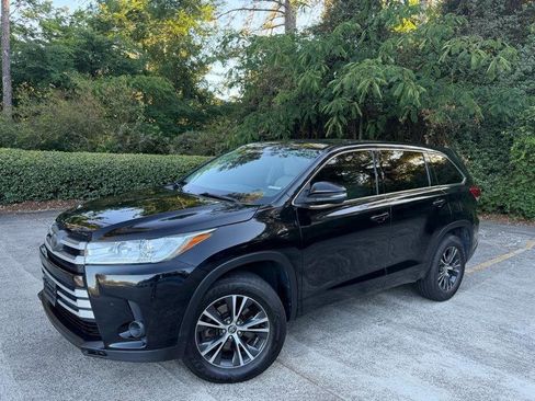 Used 2018 Toyota Highlander LE FWD image 3