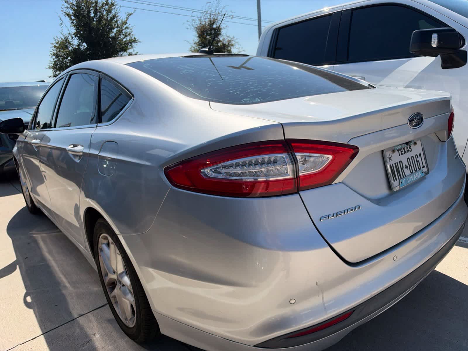 Used 2016 Ford Fusion SE FWD image 4