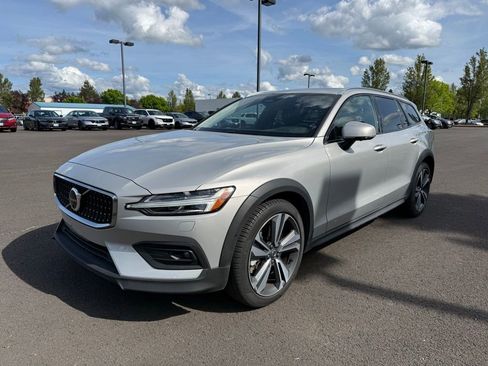 Used 2025 Volvo V60 B5 Cross Country Plus AWD/4WD image 3