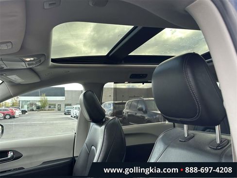 Used 2019 Chrysler Pacifica Limited image 21