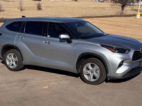 Used 2022 Toyota Highlander LE image 32