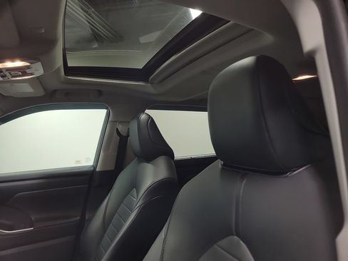 Used 2020 Toyota Highlander XLE FWD image 16