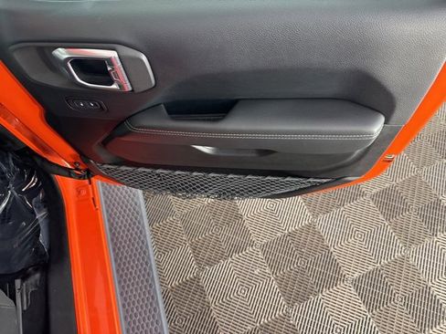 Used 2018 Jeep Wrangler Unlimited Sahara image 9