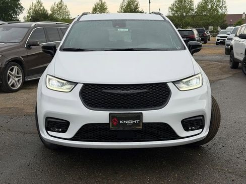 New 2026 Chrysler Pacifica Select AWD/4WD image 3