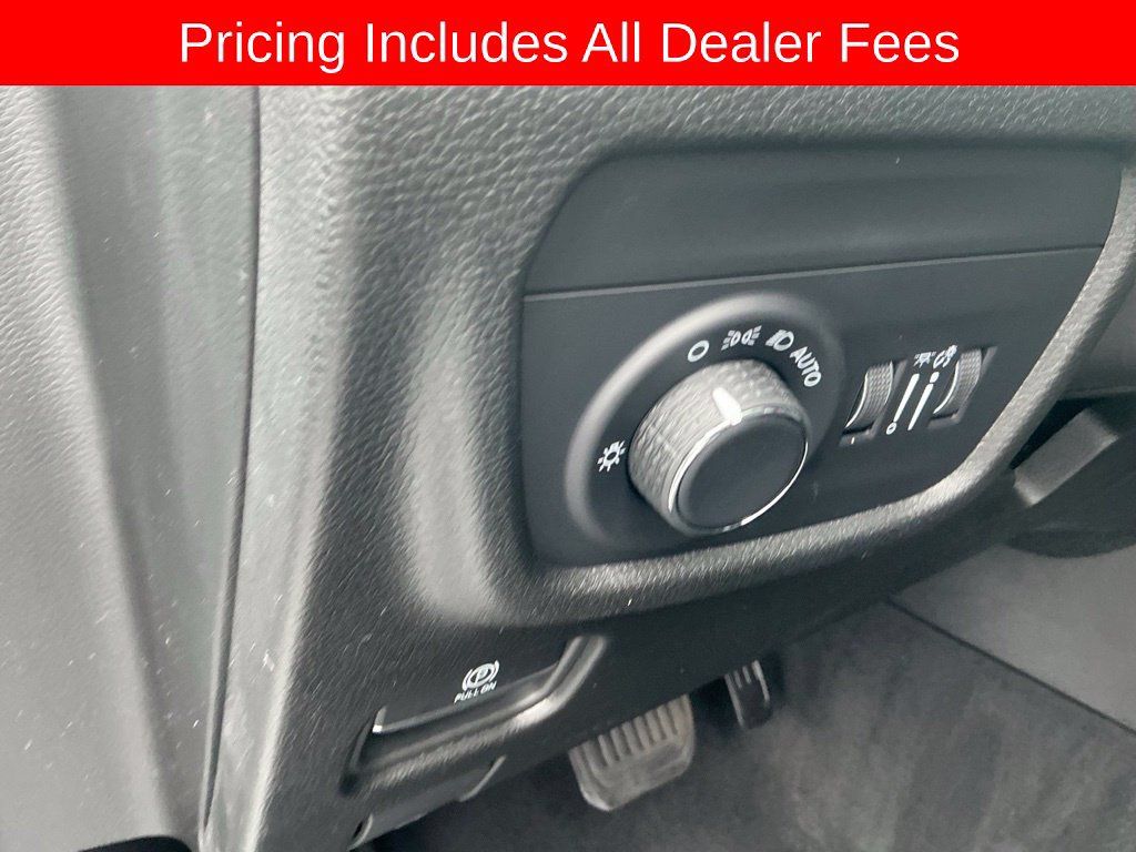 Used 2025 Jeep Grand Cherokee Altitude RWD image 13