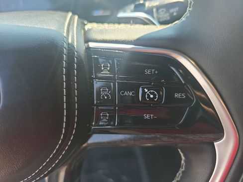 Used 2023 Jeep Grand Cherokee Overland RWD image 19