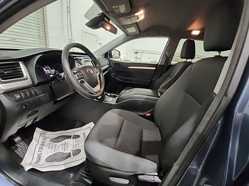 Used 2017 Toyota Highlander LE FWD image 9