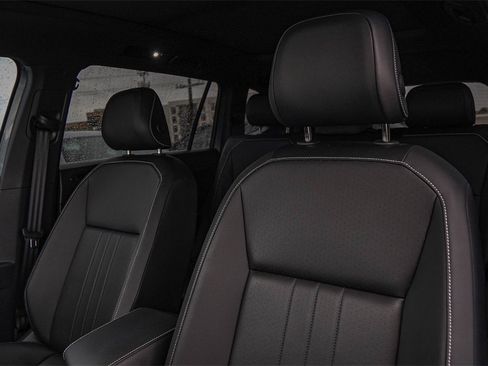 New 2024 Volkswagen Tiguan SE R-Line image 9