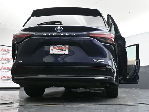 Used 2021 Toyota Sienna Platinum image 43