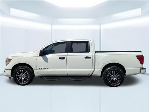 Used 2022 Nissan Titan SV RWD image 2