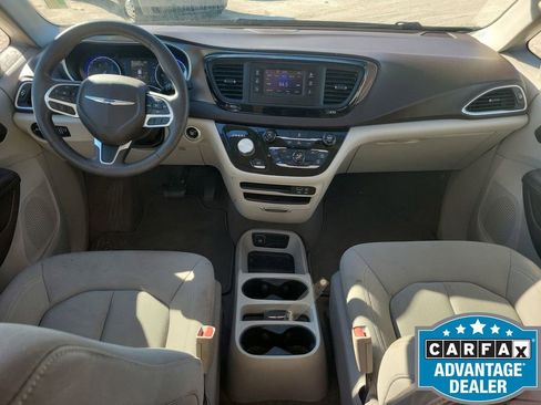 Used 2017 Chrysler Pacifica LX image 25