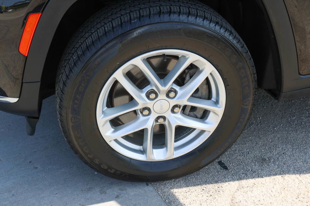 Used 2023 Jeep Grand Cherokee L Laredo AWD/4WD image 7