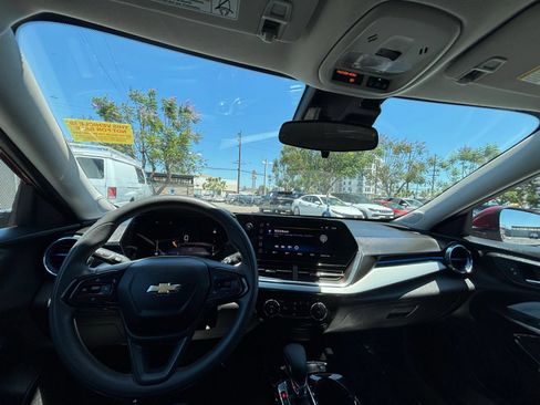 Used 2025 Chevrolet Trax LT FWD image 34