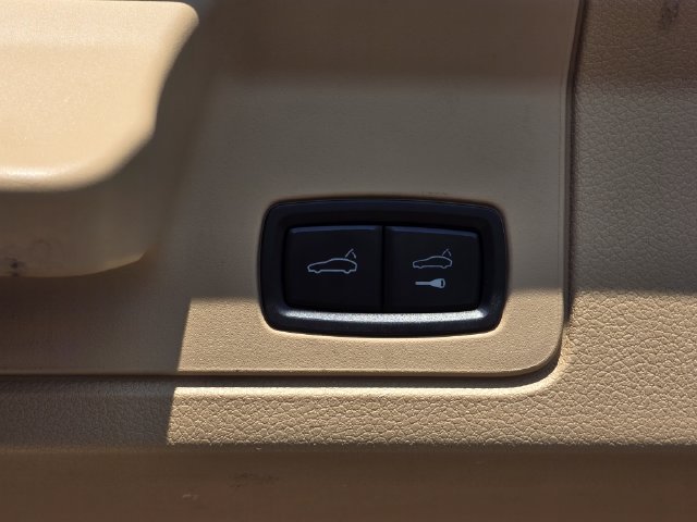 Used 2016 Porsche Panamera 4 AWD/4WD image 37