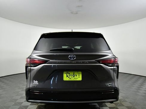 Used 2024 Toyota Sienna Limited image 12