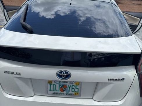 Used 2016 Toyota Prius Three w/ Advanced Technology Package FWD image 5