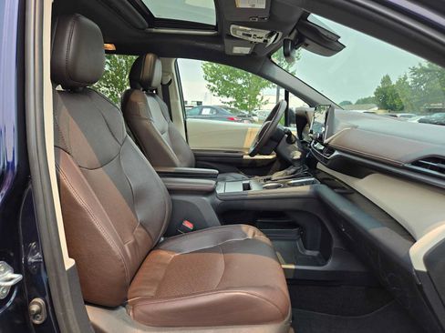 Used 2023 Toyota Sienna Platinum AWD/4WD image 14