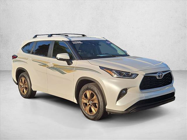 Used 2023 Toyota Highlander Bronze Edition FWD image 3