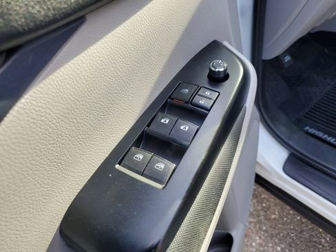 Used 2018 Toyota Highlander LE image 16