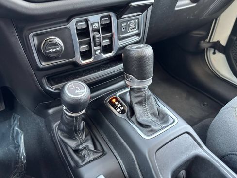 Used 2025 Jeep Wrangler Unlimited Sahara AWD/4WD image 37